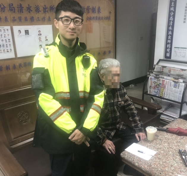 9旬翁迷失公車站 土城警溫馨送返家 家人又驚又喜 | 文章內置圖片