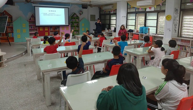 最长寒假甫开学 玉警防止学子心未收回 深入校园宣导交通及妇幼 强化安全观念