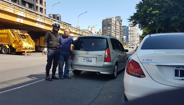 服务不分休假日 热血员警助推车