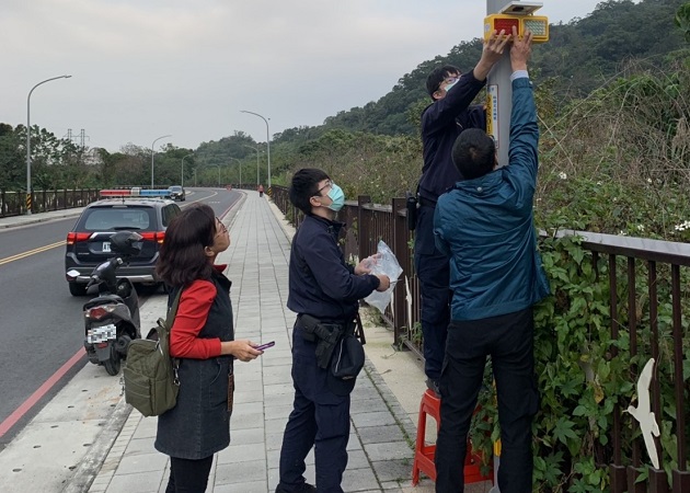 土城警裝設太陽能爆閃警示燈 提升用路安全以減少車禍發生 | 文章內置圖片