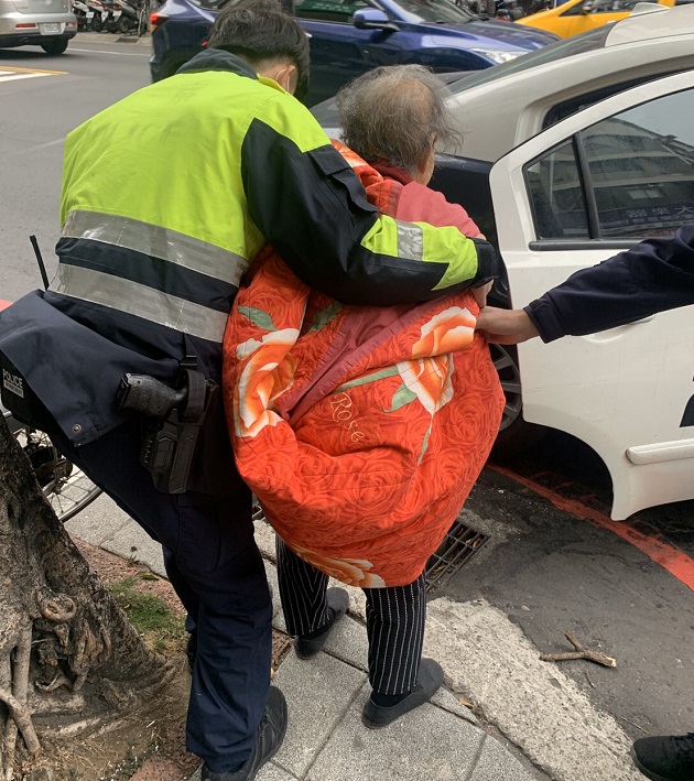 老母親失蹤在永和　警靠紅外套助返家 | 文章內置圖片