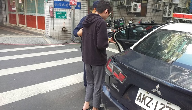 失神男街頭遊蕩 警熱心助返家