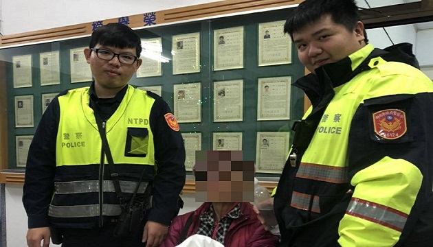 8旬老妇跌倒受伤，金山暖警协助擦药