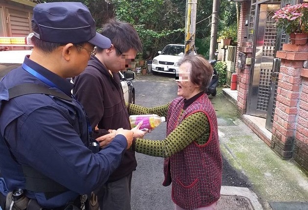 失神男街頭遊蕩 警熱心助返家 | 文章內置圖片