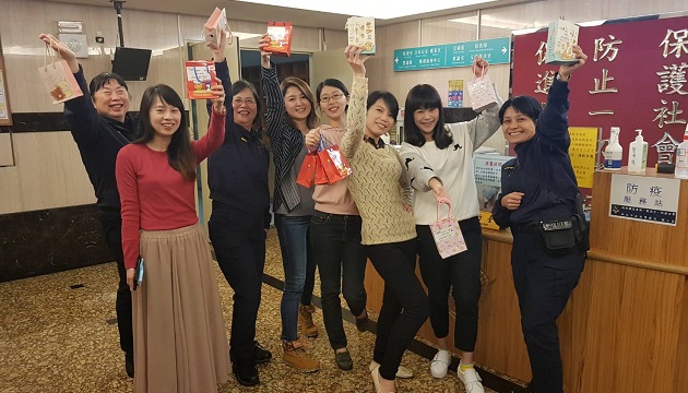 新店警长妇女节前亲手写卡片赠保养品 女警大喊:有温度 | 文章内置图片