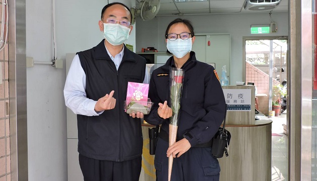 女警超「給力」！ 婦女節前夕分局長贈花、面膜表感謝心意 | 文章內置圖片