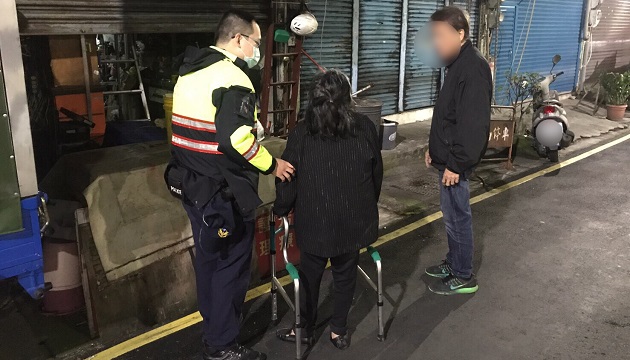 老婦柱拐坐路旁 三重警親送返家 | 文章內置圖片