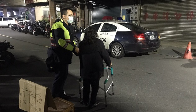 老婦柱拐坐路旁 三重警親送返家