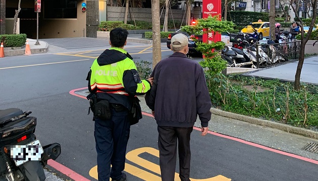 失智老翁迷途公園 三重暖警助返家