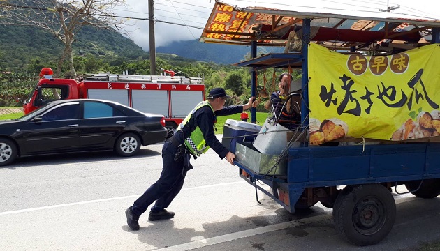 車子故障卡在交通要道 玉警即時協助推車解危機