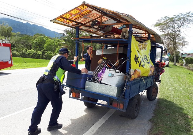 車子故障卡在交通要道 玉警即時協助推車解危機 | 文章內置圖片