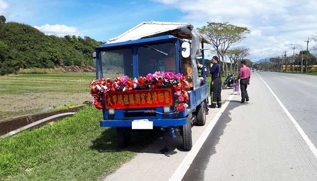 車子故障卡在交通要道 玉警即時協助推車解危機 | 文章內置圖片