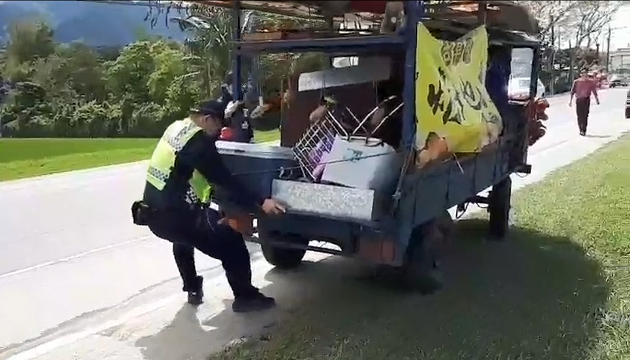 車子故障卡在交通要道 玉警即時協助推車解危機 | 文章內置圖片