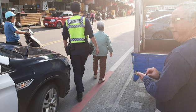 失智长者出门买晚餐忘记回家的路，玉警即时协助送返家