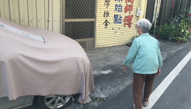 失智长者出门买晚餐忘记回家的路，玉警即时协助送返家 | 文章内置图片