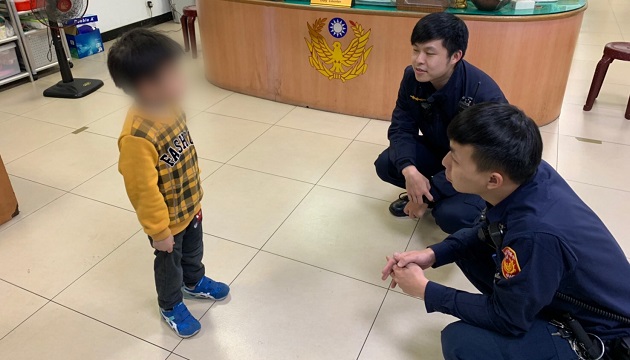 5歲孫公園玩耍與爺走丟 暖警安撫找家人