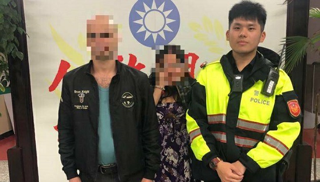 外籍情侣遗失护照机票，人生地不熟孤立无援，金山暖警主动关怀援助。