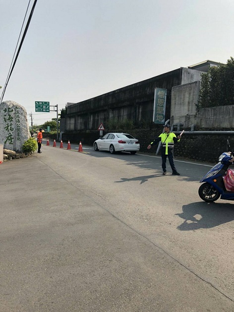 疏導掃墓車流 淡水警實施車輛分流管制 | 文章內置圖片