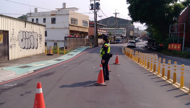 疏導掃墓車流 淡水警實施車輛分流管制