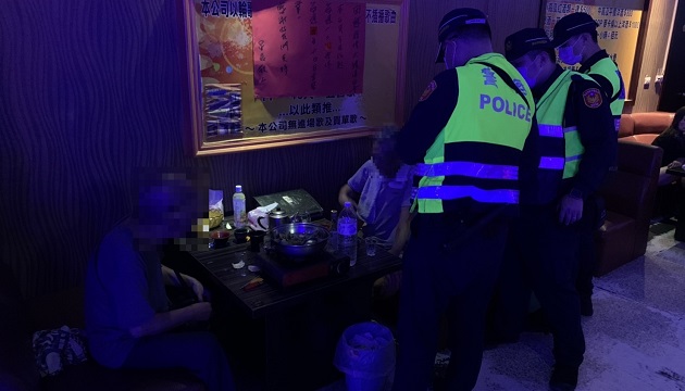 防疫期间治安不打烊 芦洲警分局长亲率队严查辖区密闭场所