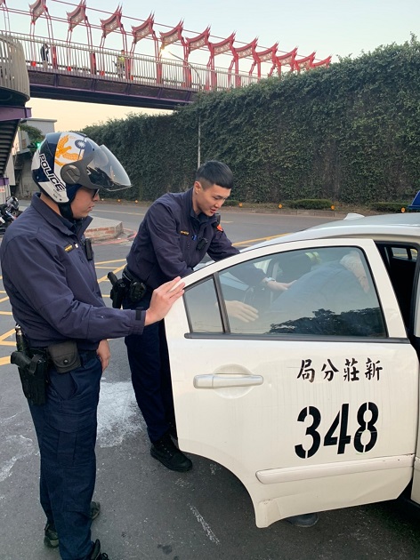 90老翁徒步2公里迷途車陣中 新莊暖警助返家 | 文章內置圖片