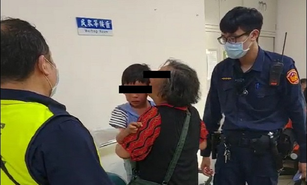 男童趁奶奶倒垃圾溜出家門走失 樹林警助協尋 祖孫倆派出所內重逢相擁而泣