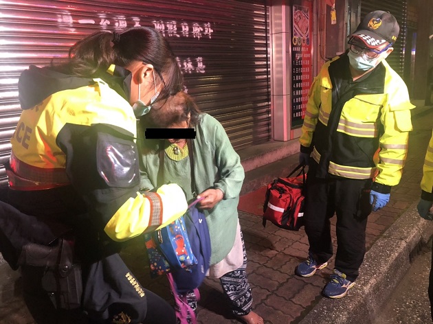 老婦人路中胸悶不適 樹林暖警協助送醫 | 文章內置圖片