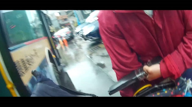 公車斜板損壞故障，金山警協助身障男下車 | 文章內置圖片