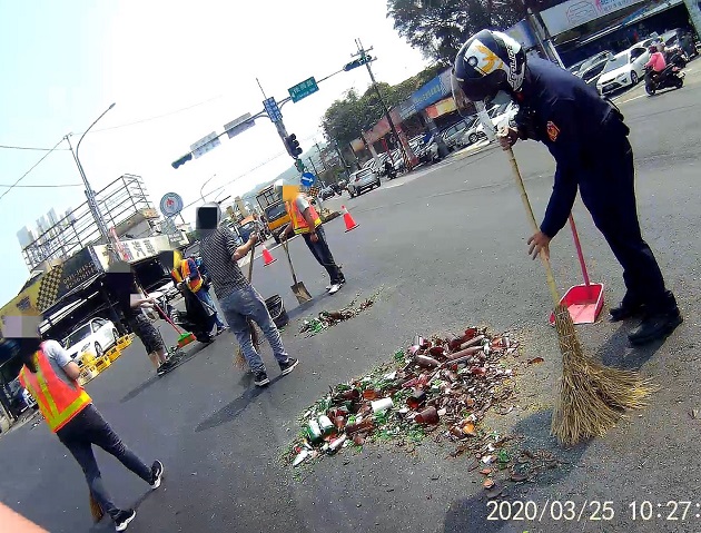 飛來一地碎玻璃 三峽「警」急排除護交安 | 文章內置圖片