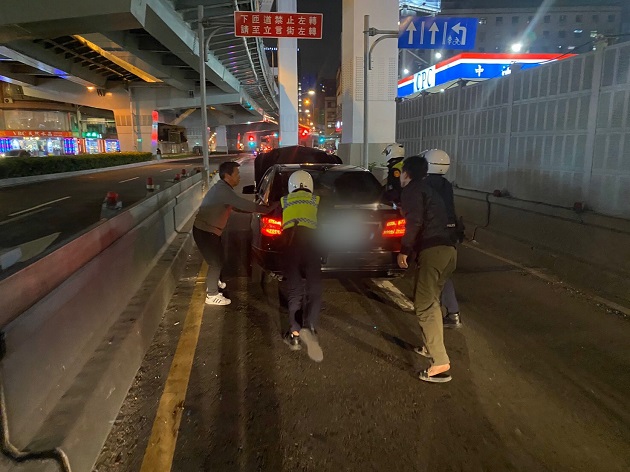 快速道路轿车故障堵车流 中和警迅速到位排除解壅塞 | 文章内置图片