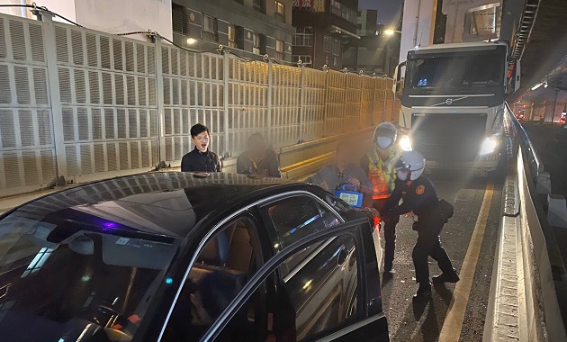 快速道路轿车故障堵车流 中和警迅速到位排除解壅塞