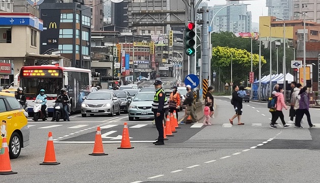 清明节连续假期，新北警增派交通疏导警力，维护交通顺畅