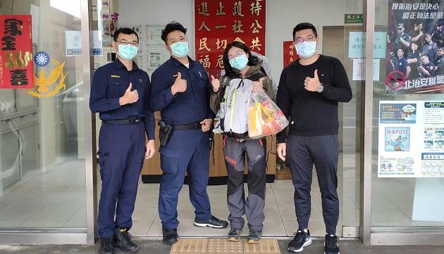 外籍女子因疫情滯留台遊野柳，旅費不足風雨中露宿街頭，金山警暖心安置渡過寒夜