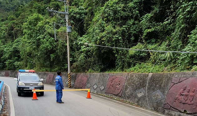 電線掉落懸掛村內要道，玉警即時排除保平安