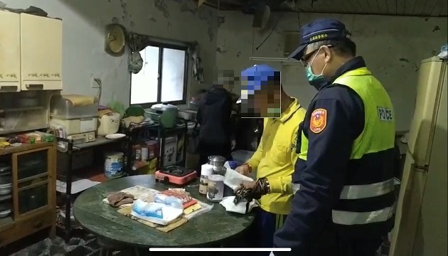 精神病患失控於馬路上大吼大叫 玉警耐心安撫送返家 | 文章內置圖片