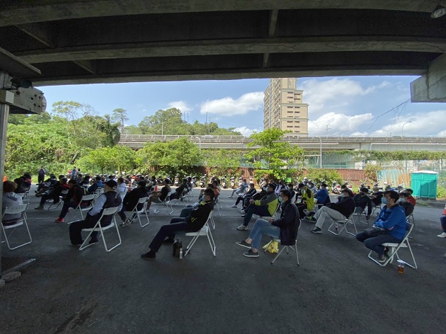 為兼顧計程車駕駛人工作權益及因應疫情，新北市警察局首度移至戶外辦理講習 | 文章內置圖片