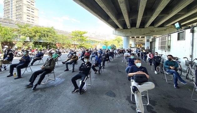 為兼顧計程車駕駛人工作權益及因應疫情，新北市警察局首度移至戶外辦理講習