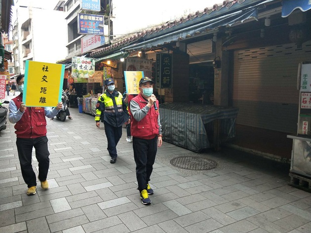 金山老街假日人潮群聚风险高，金山警与区公所共同前往宣导防疫 | 文章内置图片