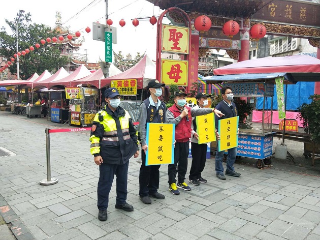 金山老街假日人潮群聚風險高，金山警與區公所共同前往宣導防疫 | 文章內置圖片