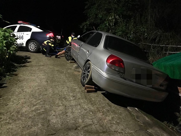 轎車誤陷路旁深溝 三峽警「車拉車」深夜即刻救援 | 文章內置圖片