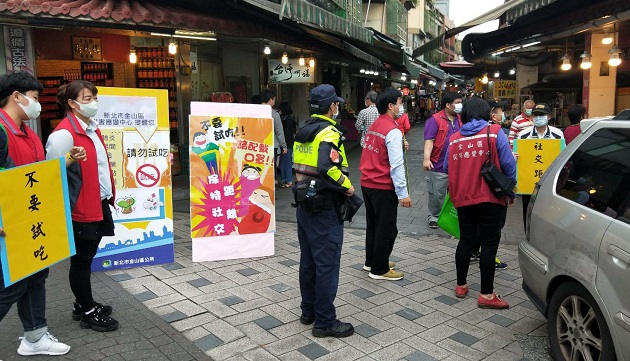 金山老街假日人潮群聚風險高，金山警與區公所共同前往宣導防疫