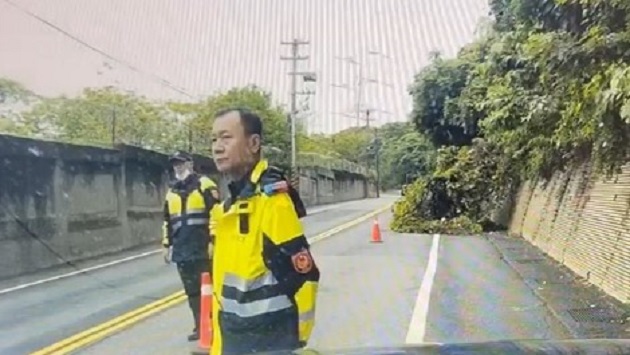 路樹倒塌佔據單線車道 三峽警即刻清除守護交安