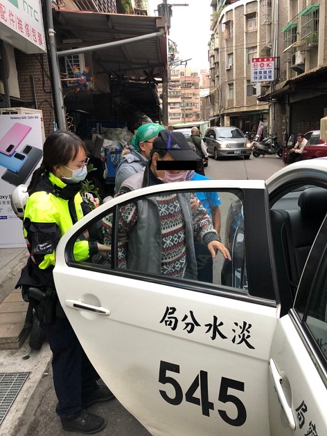 七旬翁訪友迷路跌倒受傷 淡水警熱心送回家 | 文章內置圖片