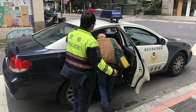 8旬翁忘記回家路坐計程車趴趴走警助返家