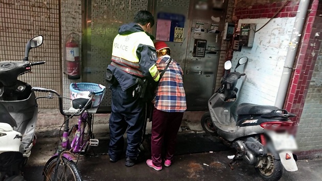 想起自己的阿嬷! 湿冷天6旬嬷双腿无力瘫路旁 新庄暖警背阿嬷回家 | 文章内置图片