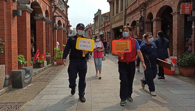 老街人潮多 三峡警与区公所共同加强防疫宣导