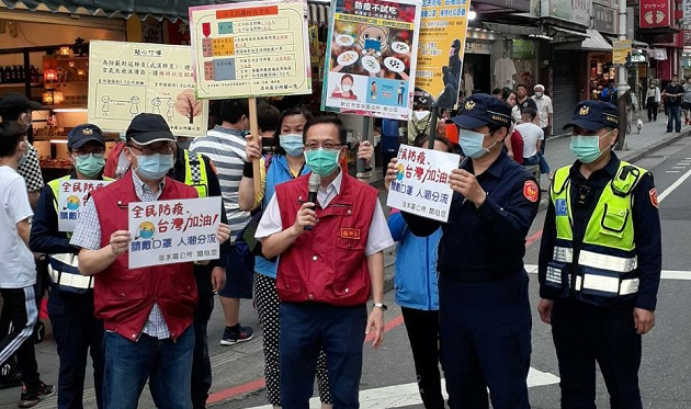 周末好天气 淡水老街商圈部份人潮回流 淡水警协助配合人、车分流