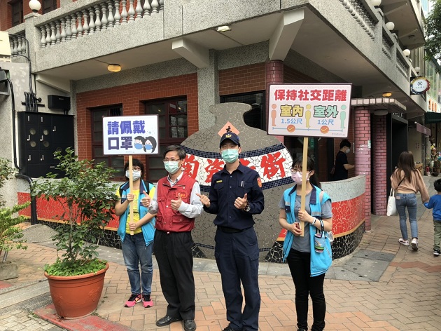 老街人潮多 三峽警與區公所共同加強防疫宣導 | 文章內置圖片