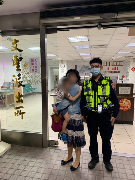 3岁男童走失大哭 女警耐心安抚助返家 | 文章内置图片