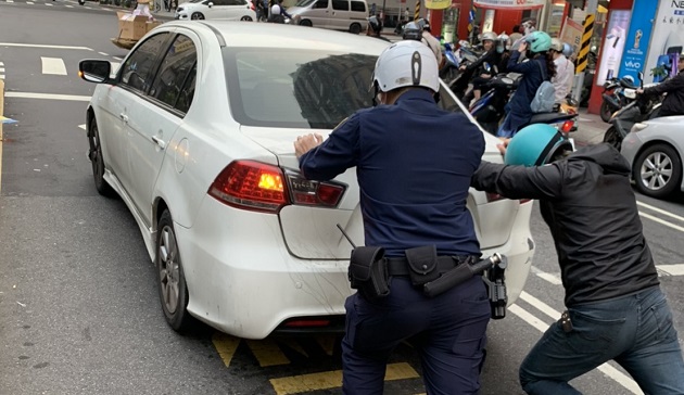 車輛拋錨卡路中 中和警神力推車解壅塞